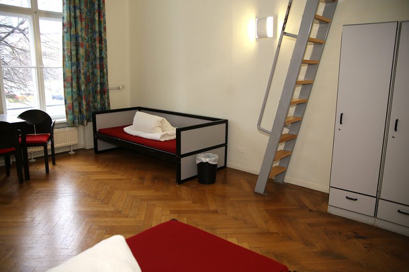 Mehrbettzimmer-mit-Hochbetten