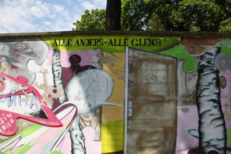 Spreeinsel Mauer-alle-anders-alle-gleich