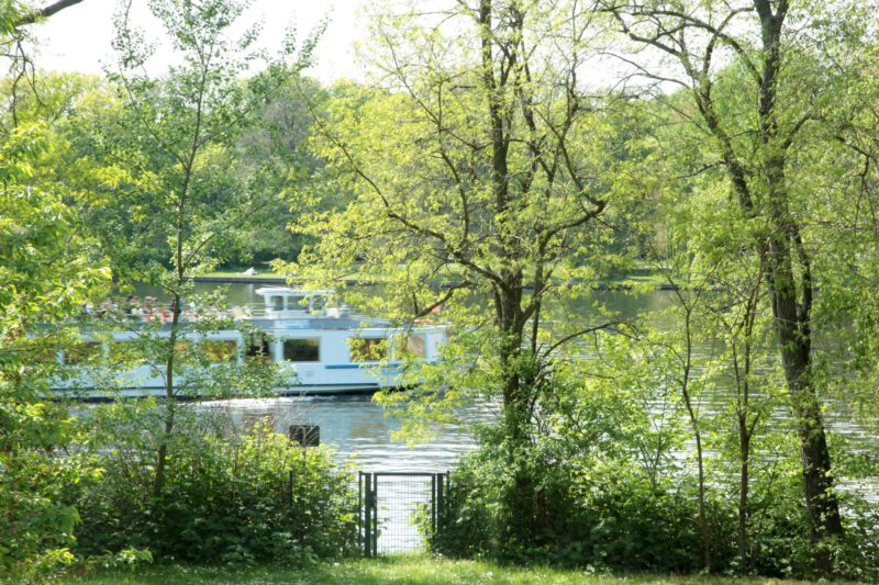 Spreeinsel Spreeblick-mit-Dampfer-JBG