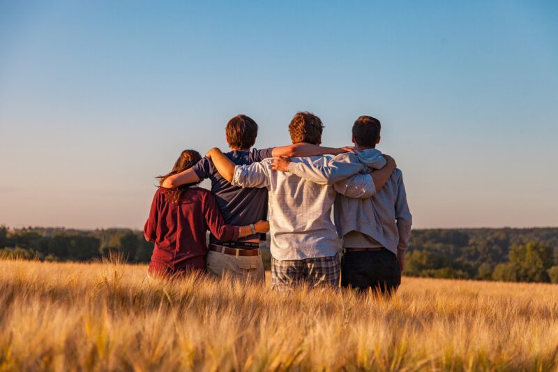 Hze Feld Jugendliche von hinten